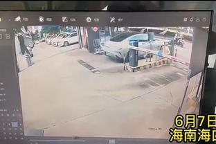 你这大奔不行啊？克莱下车之后 来了一记“背传”手动锁车